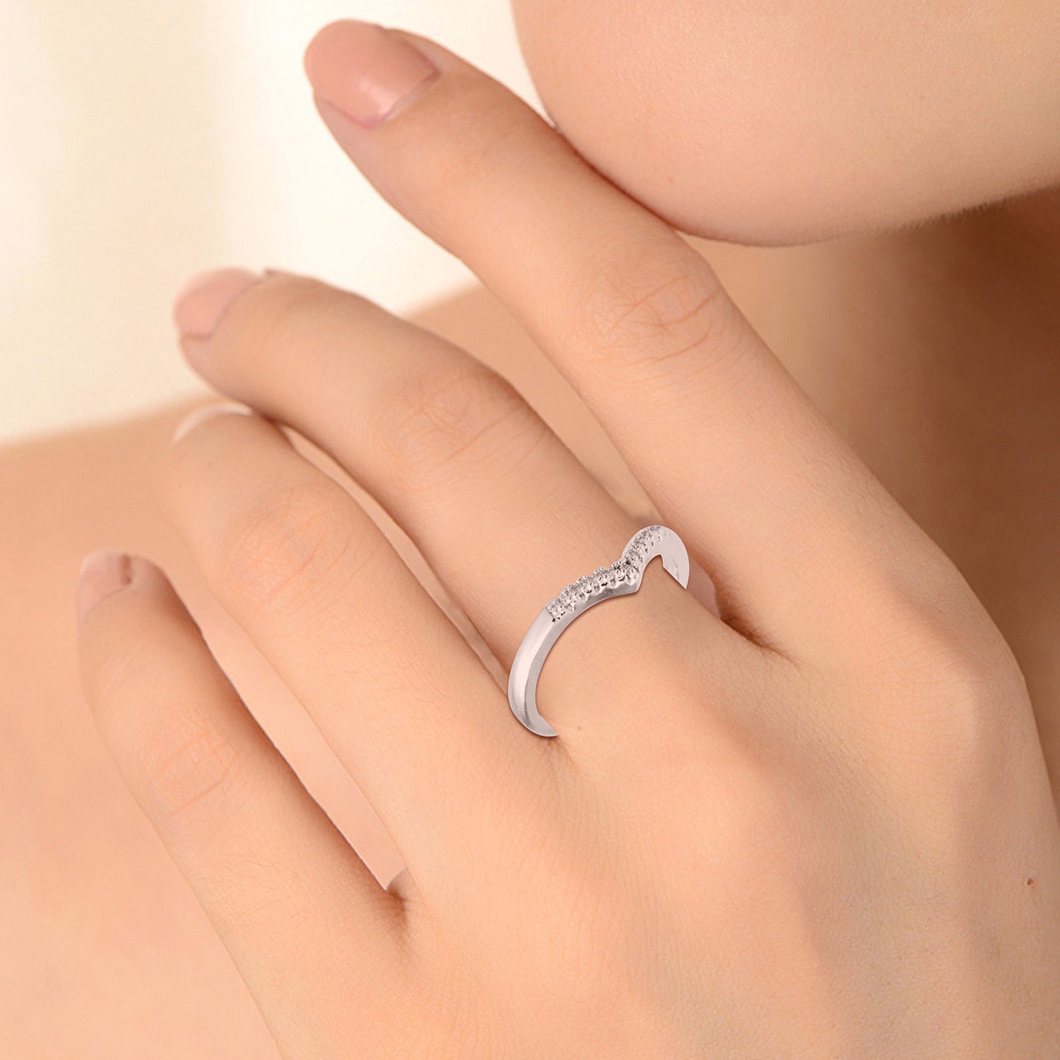 heart v type shiny finger ring model pic